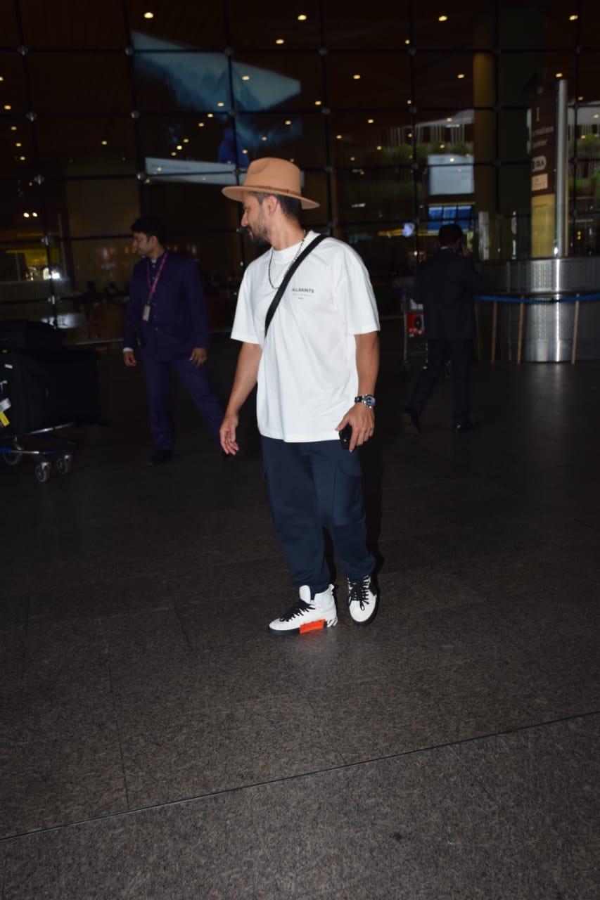 Kunal Kemmu was spotted at the airport along with his family